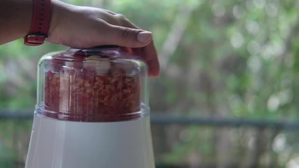 Närbild Mixer Röd Paprika Och Vitlök För Ingredienser Matlagning Thailändsk — Stockvideo