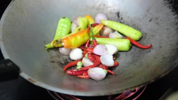 Zbliżenie Szefa Kuchni Gotowanie Papryki Warzyw Gotowania — Wideo stockowe