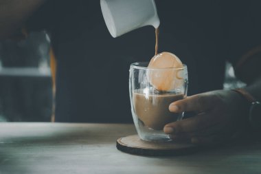 Buzlu Mocha kahvesini küçük kavanozdan buzlu şeffaf bardağa dök.