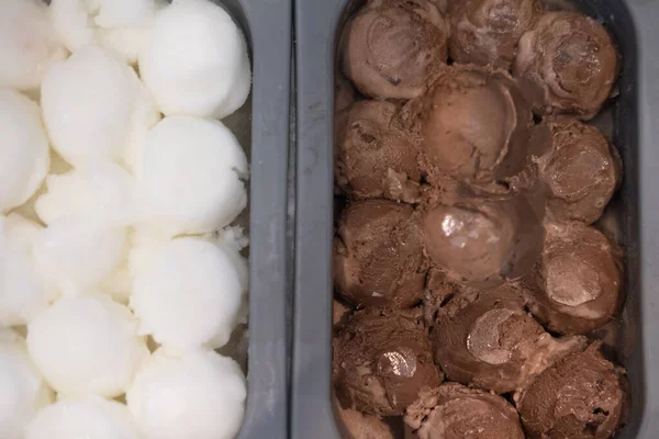 Scoop Chocolate Ice Cream Dan Krim Santan Dalam Kotak Untuk — Stok Foto