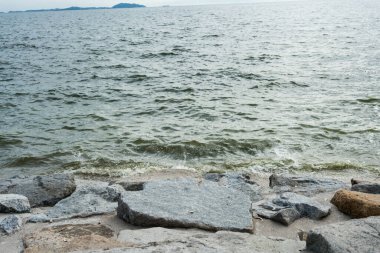 Bang Saen Sahili, Chonburi, Tayland 'da kayalık ve berrak suyu olan bir sahil.