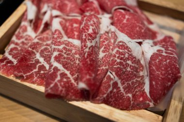 Sukiyaki ve Shabu 'ya servis edilen ahşap kutuda kesilmiş çiğ wagyu eti.