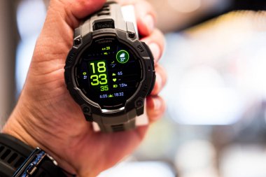 Bangkok, Tayland - 2 Eylül 2025 Garmin Instinct 3, 50mm, AMOLED. Siyah ve kömür bandı. AMOLED ekranlı haşin bir GPS akıllı seğirmesi.