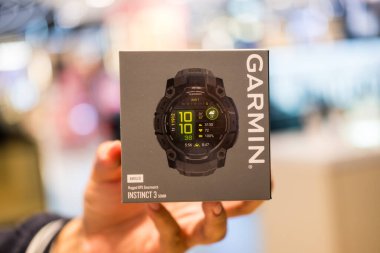 Bangkok, Tayland - 2 Eylül 2025 Garmin Instinct 3, 50 mm, AMOLED kutusuyla. Paketleri boşaltıyorum. Kömür bandıyla siyah