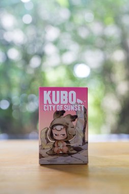 Bangkok, Tayland - 2 Eylül 2025: KUBO Sunset Serisi Figürleri, 12 dizayn ahşap masa üzerinde kutu içinde