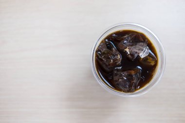 Buzlu kahve ve buz küpleriyle dolu bir fincan.