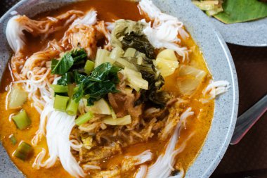 Khanom Jeen Namya Kati ve taze sebze turşusu. Acı ve Baharatlı Khanom Jeen Nam Ya