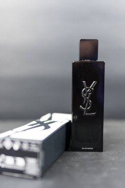 Bangkok, Tayland - 3 Eylül 2025: EAU DE PARFUM, 100 ML. YSL 'nin ilk güzel odunsu çiçeği. Yves Saint Laurent' ın çağdaşlık yollarının zıtlaşması için.