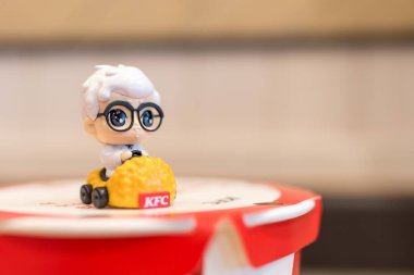 Bangkok, Tayland - 3 Eylül 2025 KFC Bebek Kumu Koleksiyonu, Piliç Yarışçısı. KFC Tayland Albay Sanders 'ın doğumgününü kutladı