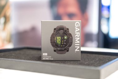Bangkok, Tayland - 3 Eylül 2025 Garmin Instinct 3, 50 mm, AMOLED kutusuyla. Paketleri boşaltıyorum. Kömür bandıyla siyah