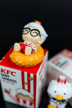 Bangkok, Tayland - 3 Eylül 2025 KFC Tayland 'dan şirin bir figür ismi, sınırlı sayıda üretilmiş kör kutu. Albay Sanders 'ın doğum gününü kutlamak için KFC Bebek Kumu Koleksiyonu