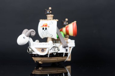 Bangkok, Tayland - 3 Eylül 2025: Tek Parçalıktan Neşelenen sevimli bir figür Büyük Hat Araçları, POP MART 'ın kör kutu formu