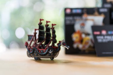 Bangkok, Tayland - 3 Eylül 2025: POP MART 'ın kör kutu formu olan Grand Line Series Vehicles' dan Figure Dragon 's Ship