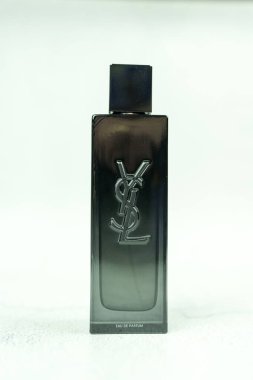 Bangkok, Tayland - 4 Eylül 2025: EAU DE PARFUM, 100 ML. YSL 'nin ilk güzel odunsu çiçeği. Yves Saint Laurent' ın çağdaşlık yollarının zıtlaşması için.