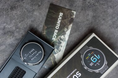 Bangkok, Tayland - 4 Eylül 2025: Paketlemedeki yeni Suunto Yarış Kömürü bir performans nöbeti. AMOLED ekran, uzun pil ömrü