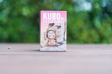 Bangkok, Tayland - 4 Eylül 2025: KUBO Sunset Serisi Figürleri, tüm 12 tasarım doğaya karşı