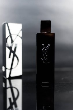 Bangkok, Tayland - 5 Eylül 2025 Yves Saint Laurent 'in yeni maskülen yeniden doldurulabilir parfümü. Şişedeki YSL silueti. Parlak ve akışkan