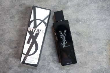 Bangkok, Tayland - 5 Eylül 2025: MYSLF EAU DE PARFUM Yves Saint Laurent tarafından paketlenmiştir. Tüm nüansların. Modern erkeksiliğin ifadesi, tüm yönlerini ve duygularını kucaklıyor.