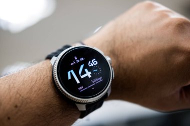 Bangkok, Tayland - 5 Eylül 2025: Akıllı saat takan genç adam Suunto Yarışı Titanyum Kömürü, Yarış ve eğitim için nihai performans gözlemi.