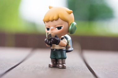 Bangkok, Tayland - 5 Eylül 2025: Yeni Oasis, KUBO 'nun Sunset Serisi Figürleri POP MART mağazasından kesilmiş oyuncak adı