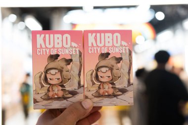 Bangkok, Tayland - 5 Eylül 2025: KUBO 'nun Sunset Serisi Figürleri' nden iki kutu tutuyor, hepsi de POP MART mağazasının önünde.