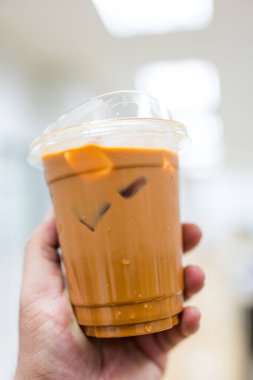 Bir bardak soğuk Thai sütlü çay, elimizdeki yaz içkileri için mükemmel..