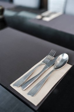 Çatal, kaşık ve bıçak oteldeki yemek masasında.