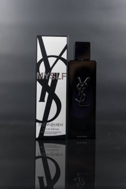 Bangkok, Tayland - 5 Eylül 2025 Yves Saint Laurent 'in yeni maskülen yeniden doldurulabilir parfümü. Şişedeki YSL silueti. Parlak ve akışkan