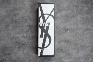 Bangkok, Tayland - 5 Eylül 2025: Yeni kaslı MYSLF EAU DE PARFUM, Yves Saint Laurent 'in 100 ML ambalajı