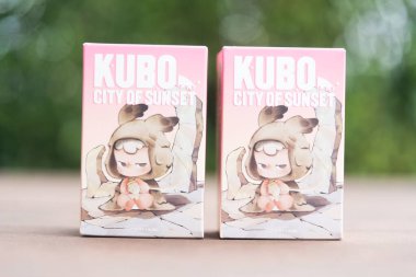 Bangkok, Tayland - 5 Eylül 2025: KUBO Sunset Serisi Figürleri, tüm 12 tasarım doğaya karşı