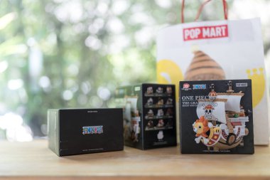 Bangkok, Tayland - 5 Eylül 2025: Bir kutu POP MART One Grand Line Serisi Araç Araç Mühürleme Kutusu
