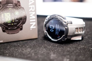 Bangkok, Tayland - 6 Eylül 2025 Garmin Instinct 3, 50mm siyah ve kömür bandı. AMOLED ekran ile GPS akıllı izleme.