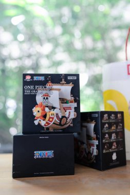 Bangkok, Tayland - 6 Eylül 2025: Bir kutu POP MART One Grand Line Serisi Araç Araç Mühürleme Kutusu