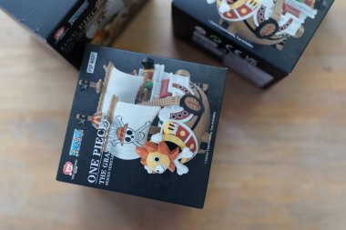 Bangkok, Tayland - 6 Eylül 2025: Bir kutu POP MART One Grand Line Serisi Araç Araç Mühürleme Kutusu