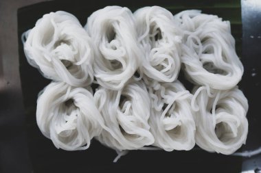 Çeşitli köri soslarıyla yemek için pirinç vermicelli veya Khanom jeen Tayland 'ın yerel yemekleri.