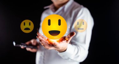 Müşteri memnuniyeti geri bildirim anketi konsepti anlayış kazanmak ve hizmetleri artırmak için. İnsan farklı duygu simgeleri arasından mutlu yüz seçer.