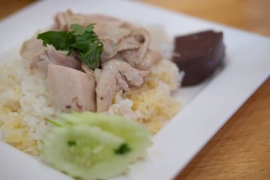 Üzerine tavuk buğulamalı pilav, yanında da haşlanmış tavuk göğsü ve güzel kokulu pirinç..