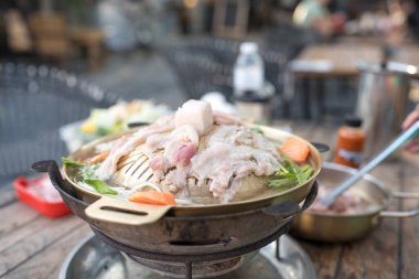 Moo Ka Ta Tayland usulü ızgara domuz eti. Tatillerde Tayland halkı arasında popüler bir yemektir.