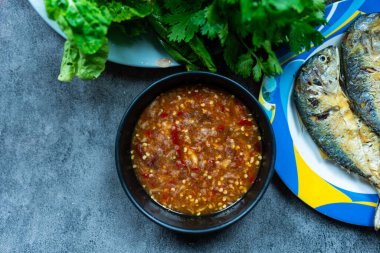 Kızarmış uskumru ile servis edilen karides ezmesi sosu, Tayland yerel yemekleri.