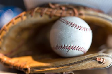 İçinde top olan beyzbol eldiveni, beysbol maçı için spor malzemeleri, antrenman ve dinlenme.