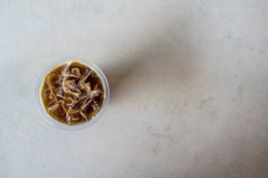 Buzlu Americano 'nun plastik bardaktaki görüntüsü..