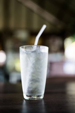 Şeffaf bir bardak buzlu su ve pipet, ferahlatıcı bir içecek berrak sıvı hidrasyon susuzluğu giderici sağlıklı.