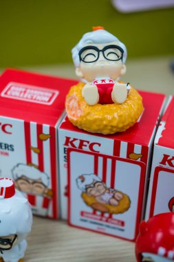 Bangkok, Tayland - 8 Eylül 2025 KFC Tayland 'dan şirin bir figür ismi, sınırlı sayıda üretilmiş kör kutu. Albay Sanders 'ın doğum gününü kutlamak için KFC Bebek Kumu Koleksiyonu