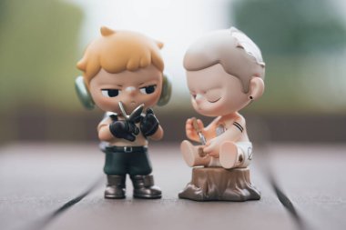 Bangkok, Tayland - 8 Eylül 2025: Yeni Oasis ve Love That Heals. POP MART mağazasından KUBO Sunset Serisi Figürleri.