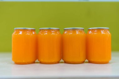 Bir sıra taze meyve suyu, plastik bir şişe. Yazın meyveli soğuk içecekler.