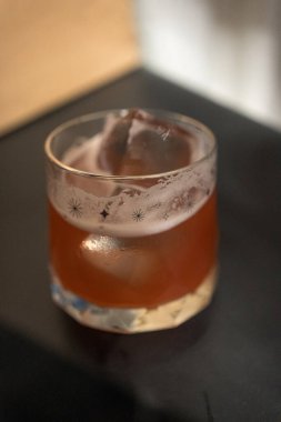 Bir bardak buzlu taze meyve birası. Kapat.