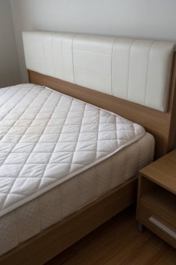 Yeni beyaz yatak, boş odada çarşaf yok.