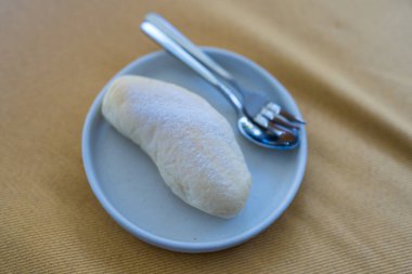 Lezzetli kremalı çörekler ve pudra şekerli