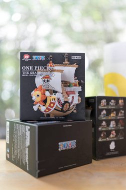 Bangkok, Tayland - 10 Eylül 2025: Bir kutu POP MART One Grand Line Serisi Araç Araç Mühürleme Kutusu