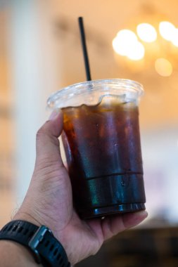 Bir bardak buzlu americano kahvesi.